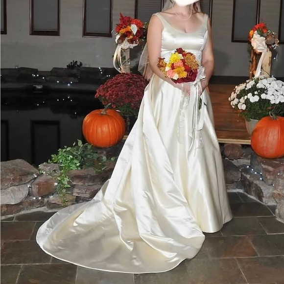 Couture Birnbaum and Bullock wedding gown. - Picture 5 of 5